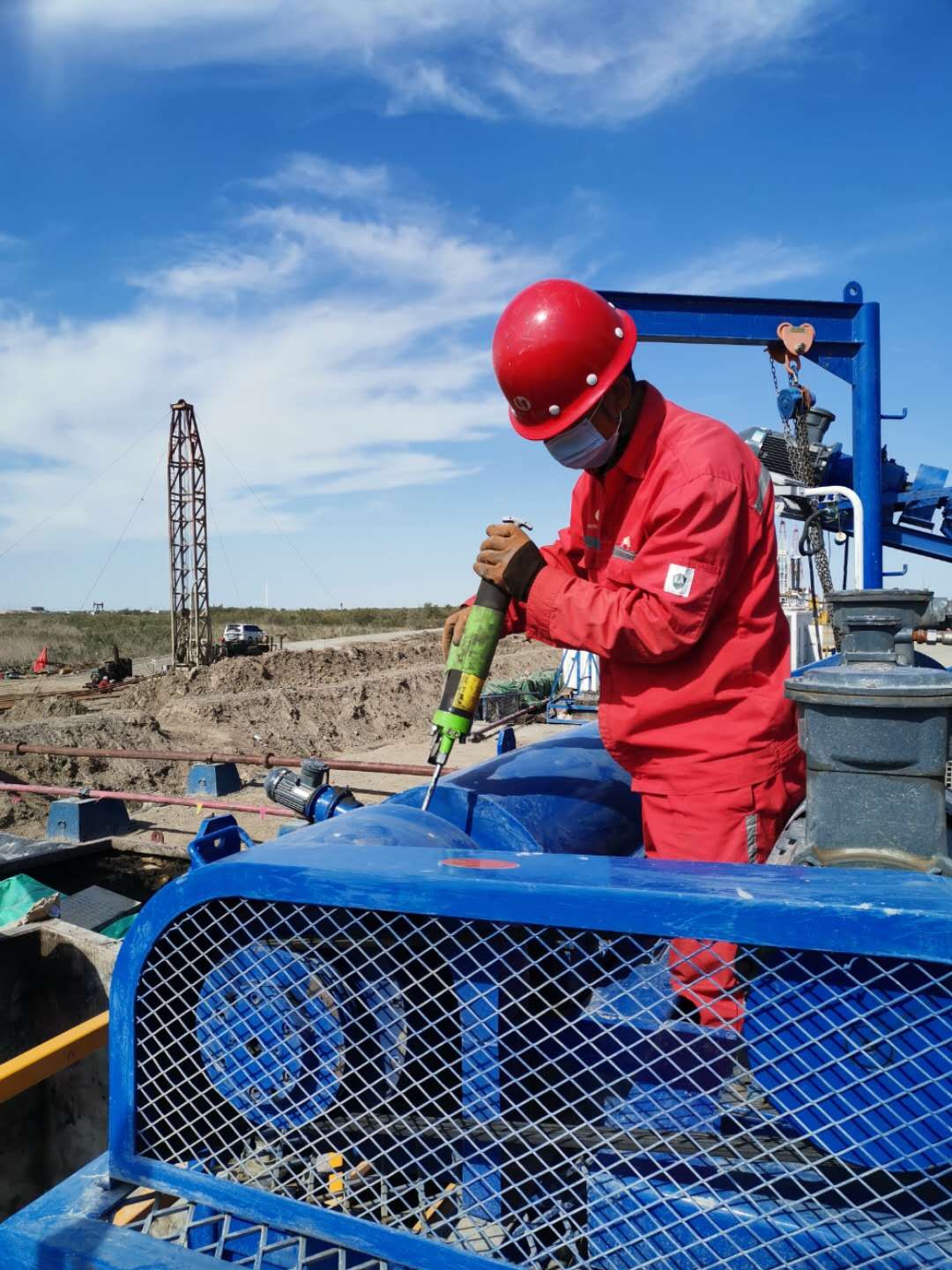 新疆油基泥浆不落地项目员工认真工作照片29